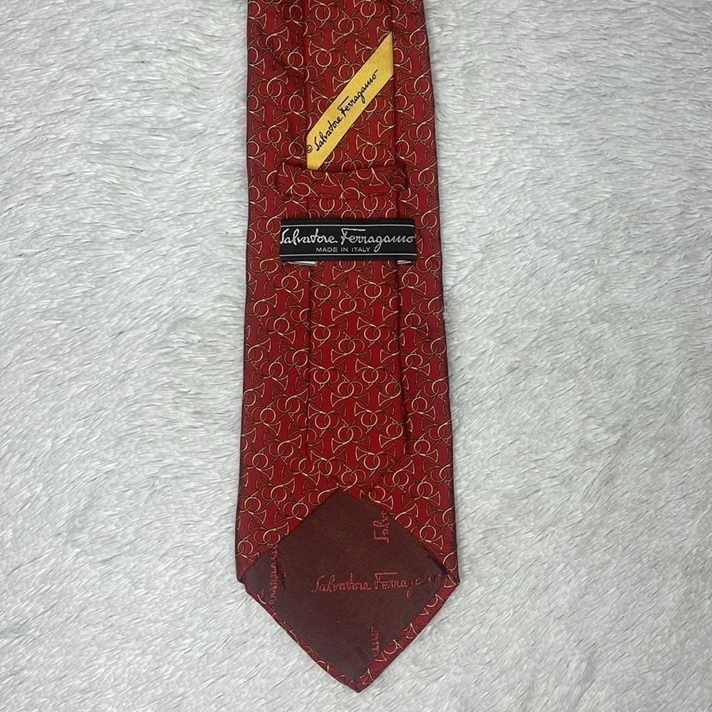 Salvatore Ferragarmo Made In Italy 100% Silk Red/Gold Horn Tie - Picture 4 of 5
